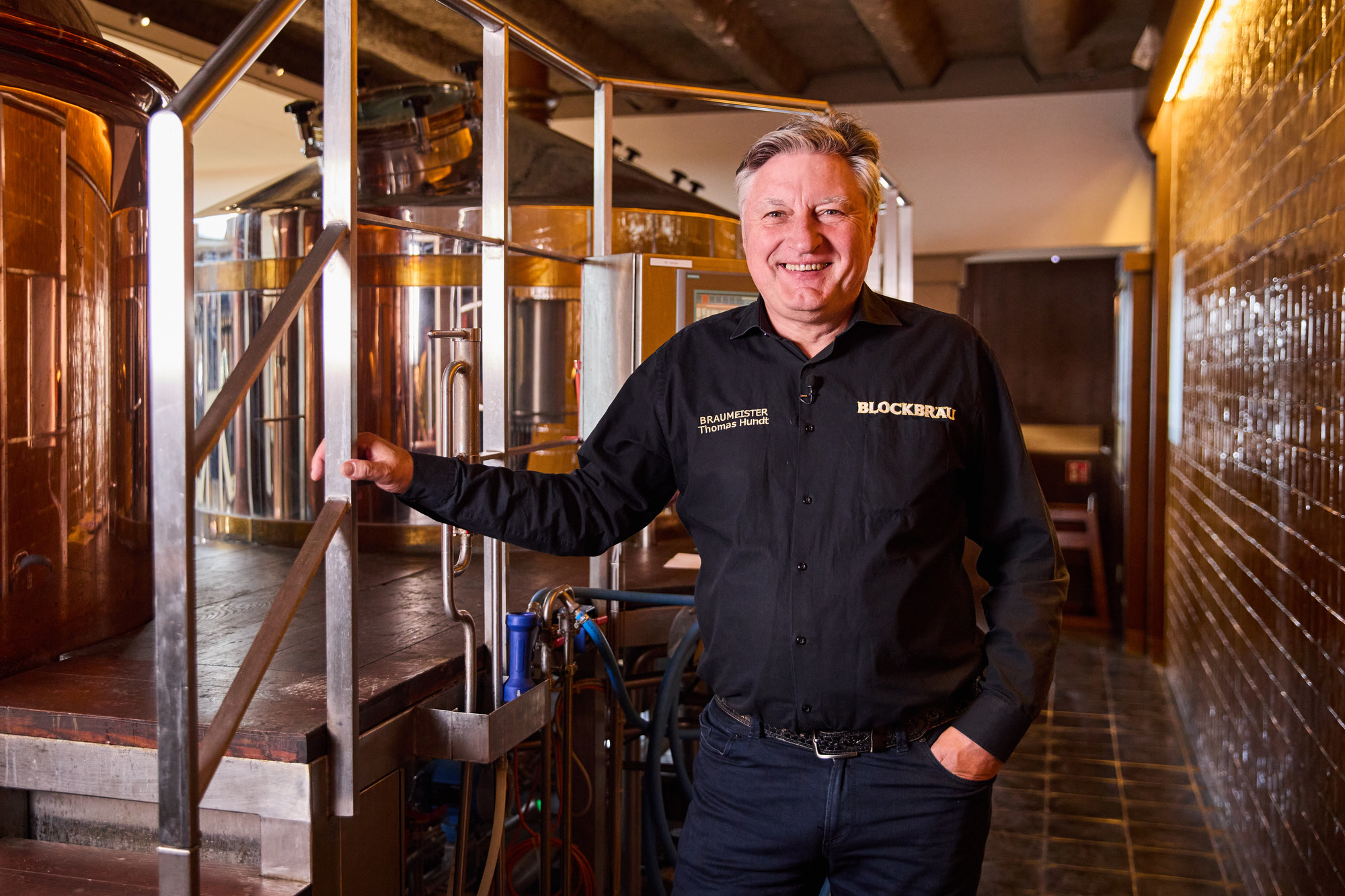 Braumeister Thomas Hundt Braumeister Thomas Hundt an den Braukesseln in der Brauerei.